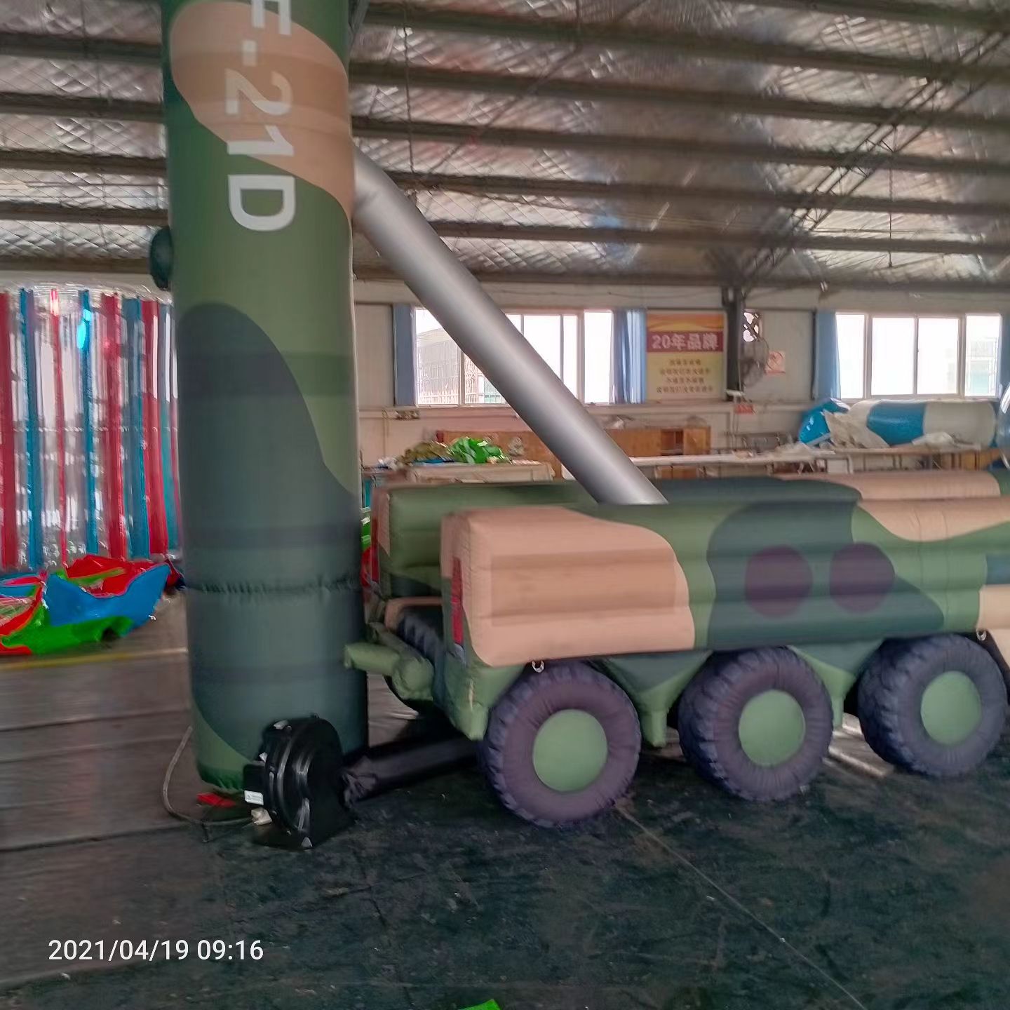 遂溪军事演习中的充气目标车辆：模拟发射车雷达车坦克飞机